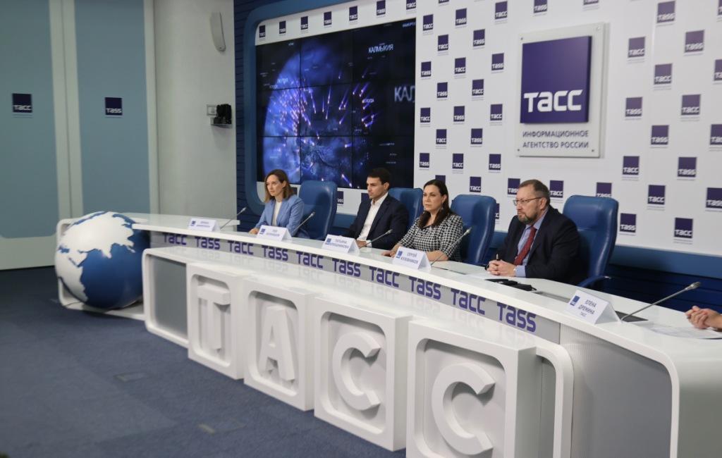 Обязательно подписать_ Михаил Климентьев ТАСС 1 — копия.JPG